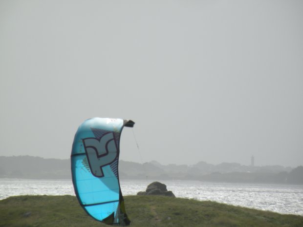  voile bleu clair sur ciel gris